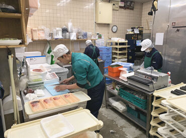 ＜鮮魚部の作業場の様子◎＞
新鮮な魚をその場でさばき、
捌いた魚を使ってお寿司を握る作業風景です★