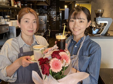 EIGHT COFFEE（エイトコーヒー） 学生からシニアまで幅広い世代が在籍★
夕～夜は…男性スタッフ活躍中♪
副業として夜メインバイトにする方も多々◎