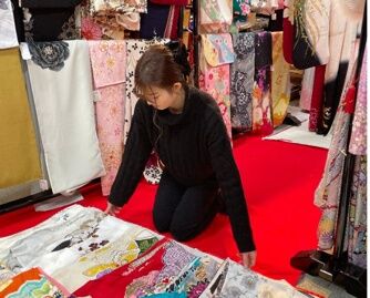 ＼学生～50代の女性活躍中♪／
髪色・ネイル・ピアスは自由なので、
オシャレも楽しみながら働けますよ♪
