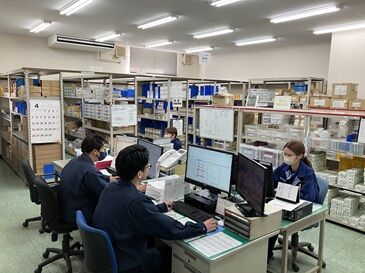 写真のように座って作業が出来ますよ♪
スタッフみんな和気あいあいと過ごしています♪