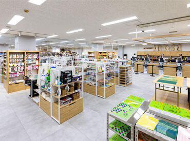 商品のチェック・データ入力など…モクモク作業をしたい方にも◎
服飾の知識も不要！お仕事をしていくうちに覚えていきます♪