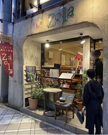 Zola 従業員はみんな仲良し！
明るい雰囲気で和気あいあいと働いています◎
分からないことは周りの
スタッフさんが教えてくれます！