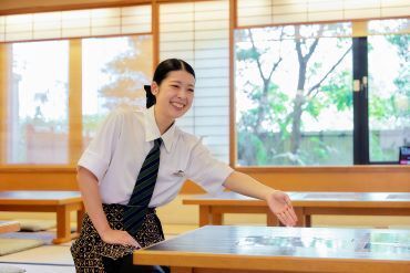 華屋与兵衛　小川町店 江戸前寿司や国産牛のしゃぶしゃぶを
中心とした和食専門レストランでのお仕事★