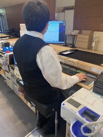 ＼作業中に座れるイスを導入／
フロントでの受付中も…実は座ってOKです！
腰を掛けながら働けるので、お仕事中の負担も軽減★