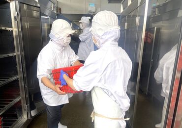 ＼家庭やWワークなどとの両立◎／
シフトはお気軽にご相談ください♪
"食"を通じて子どもたちを"笑顔"にするお仕事☆