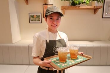 フレッシュネスバーガー上本町店 「子供が学校に行っている間だけ」
「学校/他の仕事と無理なく両立」
「早朝から短時間でサクッと♪」
働き方はご相談ください◎