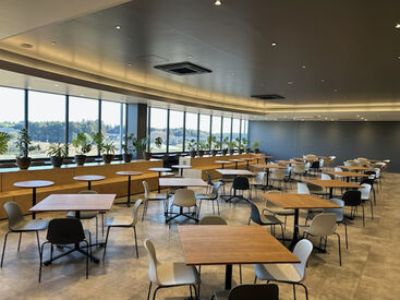 人気のJMカフェ、個人ロッカー、お菓子コーナーなど設備が充実！
お弁当持参も大歓迎。電子レンジなども自由に使えます！