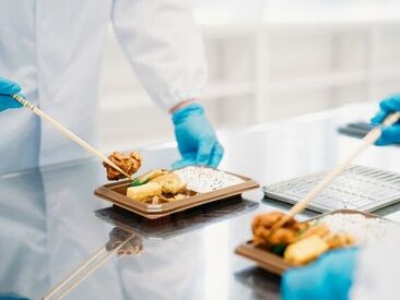 ＼難しい作業なしで安心／
未経験でも活躍できる冷凍弁当の製造◎
幅広い年代のスタッフが活躍中♪
※写真はイメージです。