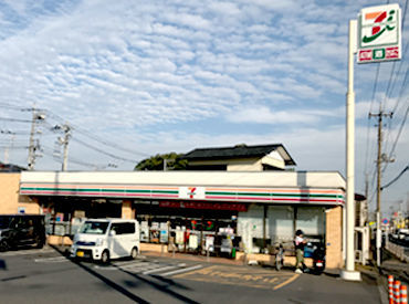 学校や部活と両立している先輩やお子さんがいる主婦さんなども多数◎
車通勤もOKなので通勤も楽々です！
40人ほど在籍してます♪