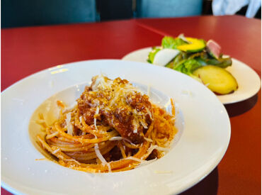 こちらの写真の料理もまかないで食べられます♪
もちろんサラダ付き！お客様と同じものを食べてメニューを覚えていきましょう！