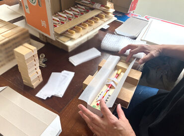 こちらは完成した破魔矢を箱に詰める作業です！
2か月程度作業すれば、大半の作業を把握できます◎