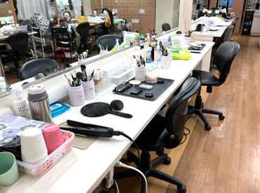 有限会社東和美粧　※勤務地：松竹京都撮影所 未経験から"映画" "美容" 業界に挑戦！
まずはアシスタントとしてスタートし、
ベテラン社員のもとでスキルを磨いていきます◎