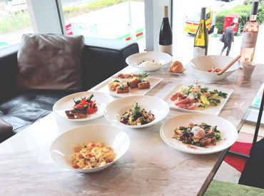 株式会社アスパイーエックス　※勤務地：ブルガリホテル東京 ★未経験歓迎★
ビュッフェスタイルなので
配膳や調理はほとんどありません！