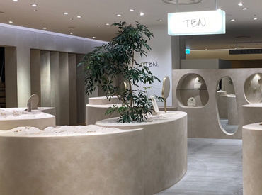 テン. 未経験の方でも安心♪ルクア大阪が主催する入店研修あり！あいさつの仕方や館内のルール説明などを行います。