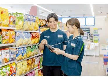 ファミリーマート 新宿三丁目店（1003） ファミマで安定バイト生活♪
まずは品出しなど簡単ものからお任せ！
必ず複数人で運営するので、
トラブルが起きても安心です◎