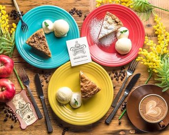 「GRANNY SMITH APPLE PIE & COFFEE」
今年11周年を迎えた自社ブランドです!!
お店自慢のアップルパイを是非ご賞味ください♪