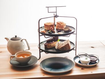 紅茶専科 紅一門　(べにいちもん) 【 Tea × Bar × Sweets 】三味一体
客層は若い方からお年寄りまで紅茶好きの方が多く
変なお客様はいないのでご安心を♪