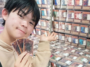 オレタン岡山本店 接客も販売も未経験でOK！
カウンター業務など、簡単なお仕事からお任せ◎
仕事外でもカードバトルしてるスタッフもいます♪