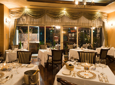 オーダーや調理は必要なし◎
コース料理の提供が中心なので
落ち着いて接客できます