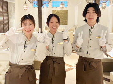 博多もつ鍋 やま中博多店【010】 ＼博多店のスタッフさんです！／
学生さんを始め、主婦・フリーターさんも活躍中！
春休みでバイト探し中の方にもオススメ♪