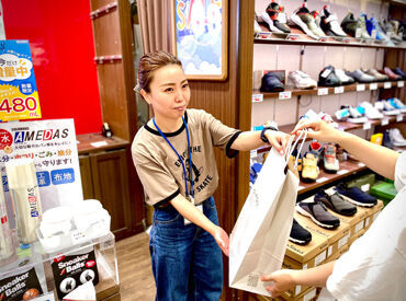 ASBee（アスビー） 本牧店［7253］ ≪未経験OK！≫
ASBeeの人気シューズが社割で買えちゃう♪
シフト柔軟だから…家事や学校の合間にも★
<履歴書不要！>