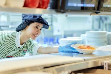 オリーブの丘　堺北条店　※2026年6月オープン予定（0639） 選び抜かれた食材を使ったパスタ、ピッツアなど、
本場イタリアの味をリーズナブルな価格で楽しめるレストランのお仕事★