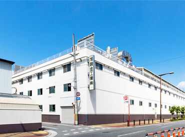 社内の規定や雰囲気も厳しくないので、
のびのびと働けます◎
髪型/髪色自由◎ヒゲOK！
(ピアスは混入するといけないのでNG)