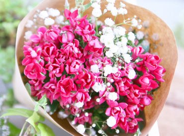 花束を加工したり、梱包したり…
カンタンな作業なので誰でもスグに出来ますよ!
憧れのお花屋さんで働くチャンス*