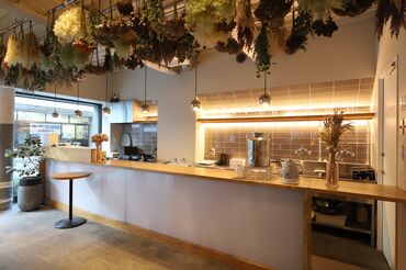 2025年10月末オープンのため、スタッフさんはほぼ同期★
フリーターから主婦・主夫、留学生など…様々な方が活躍中です!