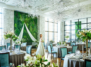 お客様の大切な場面の立ち会い人に♪*
結婚式や宴会があるタイミングの勤務ですが、
柔軟なシフトでご希望に沿って働けます◎