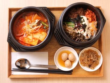 ショッピングモール内の店舗なので
出勤前にちょっとお買い物したり、
退勤後に夕飯の材料を買って帰ったり生活にフィット♪