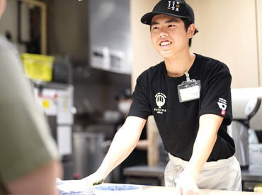 フードコートはお仕事ラクチン♪
・トイレ清掃なし！
・最小限の接客でOK！
⇒ここだけの話……
店舗よりも働きやすいんです^^