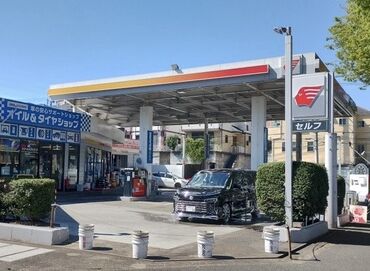 ガソリンスタンドで働くことが初めての方も歓迎！
車の知識がなくても大丈夫♪
働くうちに自然と身に着いていきますよ◎