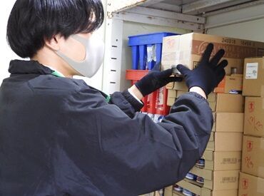 ＼店舗の裏方、品出しスタッフも！／
お客様に商品を手に取ってもらいやすいように
配置の変更や陳列などをお任せします◎
