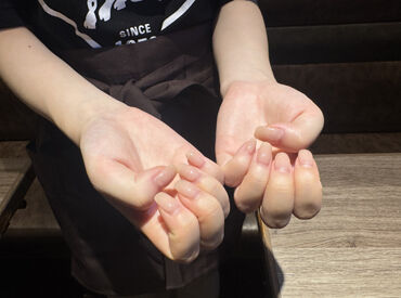 ネイルや髪色などは全部自由★
個性を生かして働ける最高のバイト先♪