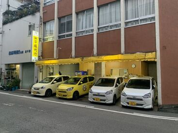 先輩スタッフがフォローしてくれるから
困ったこともすぐ相談できる♪
「一人だと不安だな…」という方は
友達との応募も歓迎◎
