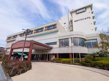 湯郷グランドホテル ＼* アナタらしく働ける！ *／
幅広い年代のスタッフが活躍★
だからこそ、「スタッフの働きやすさ」を大切にしています