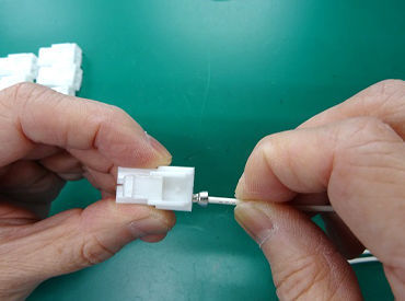 電線とコネクターを"ピッ"とくっつけるだけ◎
とっても簡単だから未経験でも安心♪