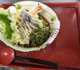 お蕎麦や天丼など…絶品まかないが無料！
忙しい方はお持ち帰りもOKです♪
帰ってからお昼ご飯を用意する手間も省けて嬉しい♪