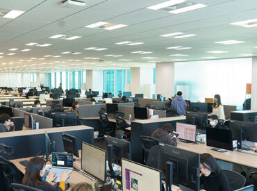 ＼キレイなオフィス勤務／
六本木一丁目駅直結⇒通勤ラクラク◎
上場企業グループ会社で安定！