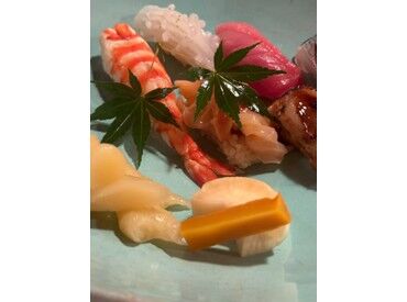 丁寧な手仕事で仕上げる、目にも美しいこだわりのお鮨。
旬の味わいを一貫ずつ楽しめるお店です♪
