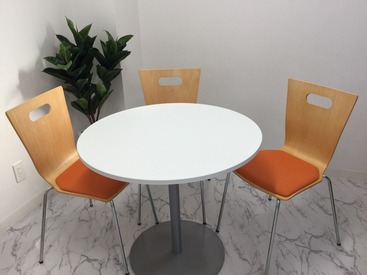 【事務所の内観】
白を基調とした清潔感ある
キレイなオフィスです♪
気持ちよく働けると
スタッフからも好評です◎
