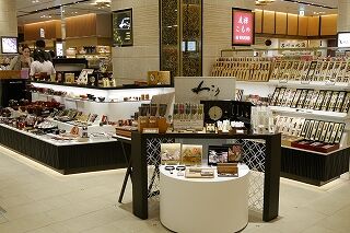 創作漆器 わこう あんと店 ＼自然と物知りに…♪／
先輩スタッフのお話や日々の接客を通して、
工芸品の知識や石川の歴史にも詳しくなっていきます◎