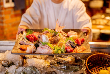 居酒屋　かめ福 カウンターは活気が溢れてます！
広島の食材が堪能できる居酒屋で
広島を感じながら働こう！！