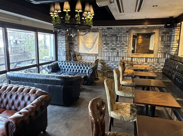 ≪明るい挨拶ができればOK！≫
優しい先輩たちがイチから教えるので、
バイトデビューの高校生さんも安心です♪