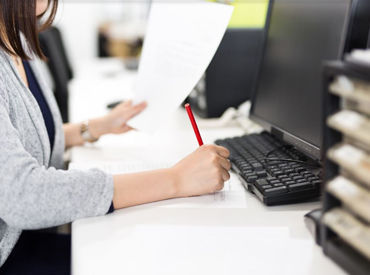 週5日×フルタイム勤務で安定収入!月収21万円以上も◎
家庭の事情などによって早上がりの相談も可能♪
※画像はイメージです。