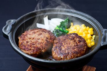 牛に恋してミート食堂　イオンモール各務原店 バイトデビューも大歓迎！
「前から興味あって…」「このお店が好きで」
応募理由は何でもOK♪今すぐ応募へGO☆