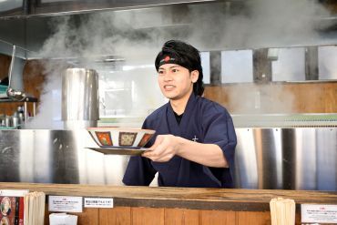 大砲ラーメン 福岡小田部店 ＼平均勤続年数10年！／
スタッフ同士の仲が良く、
しっかりとサポートしてくれるので
定着率もバツグン♪