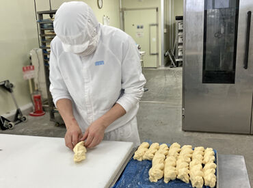 決まった形にパン生地をねじねじ…。
綺麗にできると気分も上がっちゃいます♪