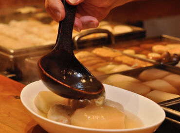 小田原おでん本店 店内はお出汁のやさしい香りでいっぱい*＊
観光客から地元の方まで、老若男女に愛されるあったかおでんをご提供しています♪